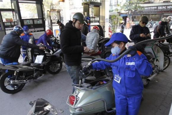 Oil hits one month highs on U.S. cold, tight supply Oil hits one month highs on U.S. cold, tight supply