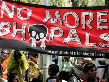 Ahead of Bhopal gas tragedy anniversary, hundreds of survivors form human chain, demand Dow Chemicals pay compensation Ahead of Bhopal gas tragedy anniversary, hundreds of survivors form human chain, demand Dow Chemicals pay compensation