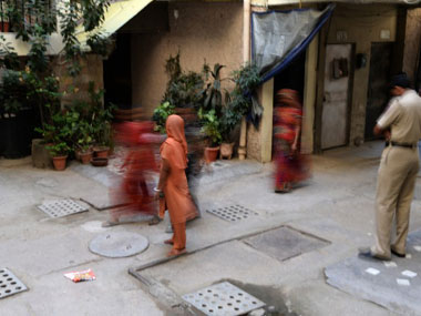 Delhi: Police arrest 7 women impersonating domestic help, stealing ornaments worth Rs 1 crore Delhi: Police arrest 7 women impersonating domestic help, stealing ornaments worth Rs 1 crore