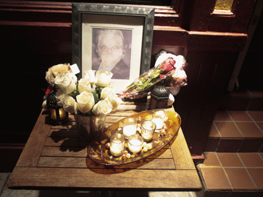 Fans mourn Hoffman's death, gather for a candlelight march Fans mourn Hoffman's death, gather for a candlelight march