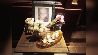 Fans mourn Hoffman's death, gather for a candlelight march