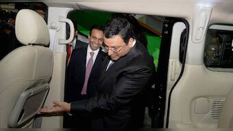 Image of the day: Cyrus Mistry checks out rival Ashok Leyland's truck at Auto Expo