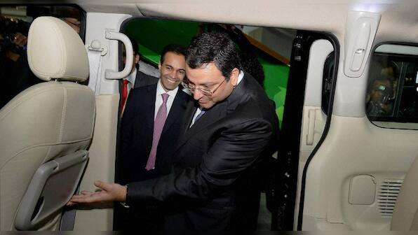 Image of the day: Cyrus Mistry checks out rival Ashok Leyland's truck at Auto Expo