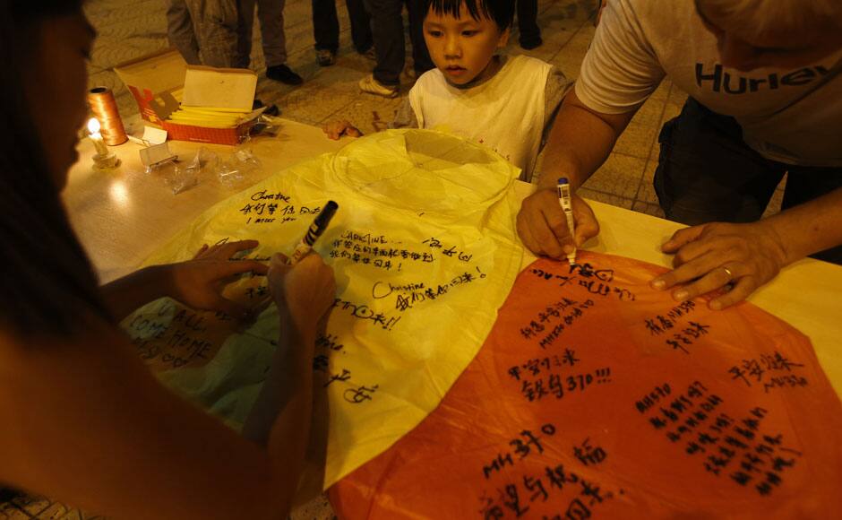 Malaysian ethnic Chinese write well wishes on 