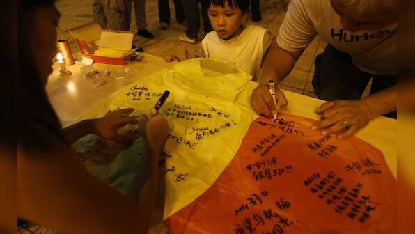 Malaysia PM visits Aus base, says search for MH370 won't stop