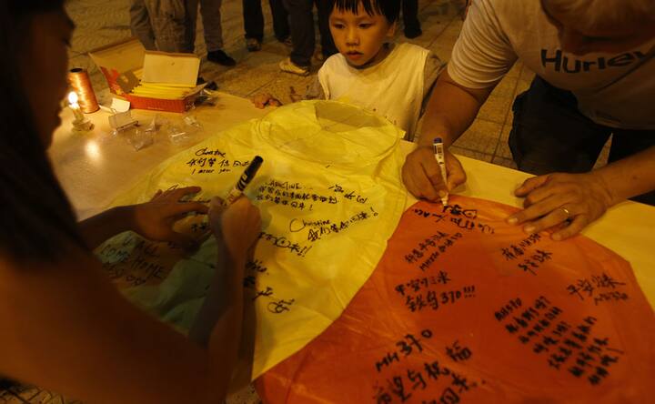 Malaysia PM visits Aus base, says search for MH370 won't stop