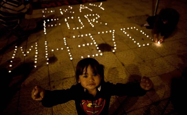 Photos: In Kuala Lumpur, candles and hope for missing Malaysian jet