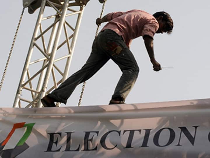 After notice to Gandhinagar archbishop, EC to look into Vadtal Swaminarayan Temple priest telling people to vote for BJP