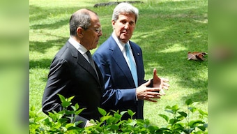 Kerry urges Russia and Ukraine to hold to end crisis