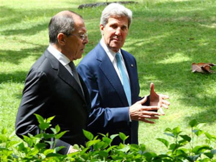 Kerry urges Russia and Ukraine to hold to end crisis