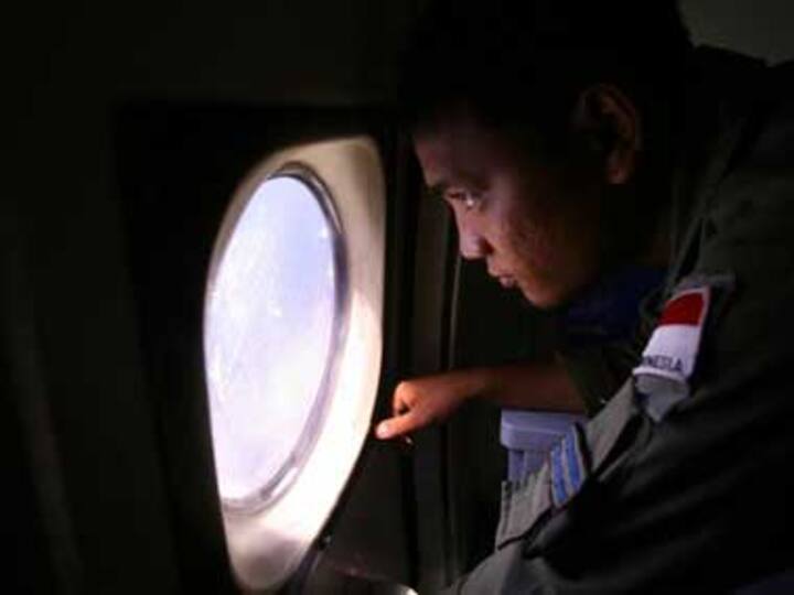 Missing Malaysia plane: Investigators looking at foul play  Missing Malaysia plane: Investigators looking at foul play