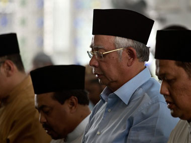 Malaysian PM Najib Razak prays for missing jet Malaysian PM Najib Razak prays for missing jet