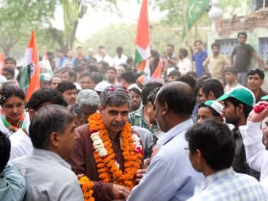 Two-time Congress MP Sandeep Dikshit receives a rousing welcome from local party workers and residents on his padyatra in Kotla Village in Trilokpuri on Wednesday during his campaign for the 2014 Lok Sabha election. Naresh Sharma/Firstpost 