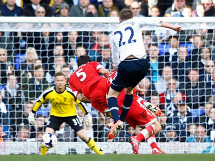 Sigurdsson sparks late Spurs revival, Stoke overpower Villa