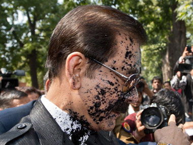 Lawyer who threw ink at Subrata Roy sent to Tihar Jail Lawyer who threw ink at Subrata Roy sent to Tihar Jail