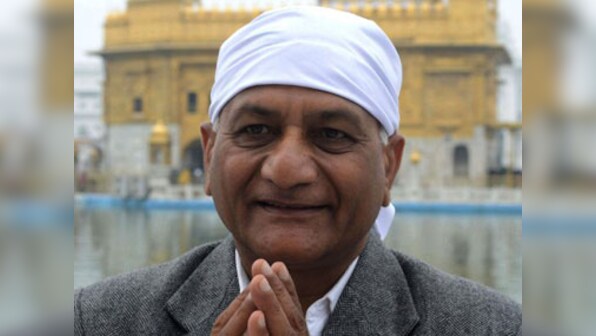 VK Singh takes broom into his hands to support PM's cleanliness mission