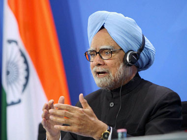 Must treat our fishermen humanely: Manmohan tells Rajapaksa Must treat our fishermen humanely: Manmohan tells Rajapaksa