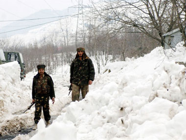 Jammu-Srinagar highway closed after heavy snowfall Jammu-Srinagar highway closed after heavy snowfall
