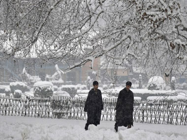 Heavy snowfall leaves two dead in Jammu and Kashmir Heavy snowfall leaves two dead in Jammu and Kashmir