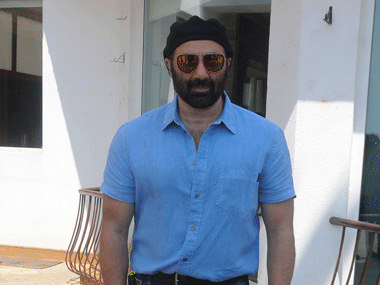 Don't want to enter politics, happy being actor: Sunny Deol Don't want to enter politics, happy being actor: Sunny Deol