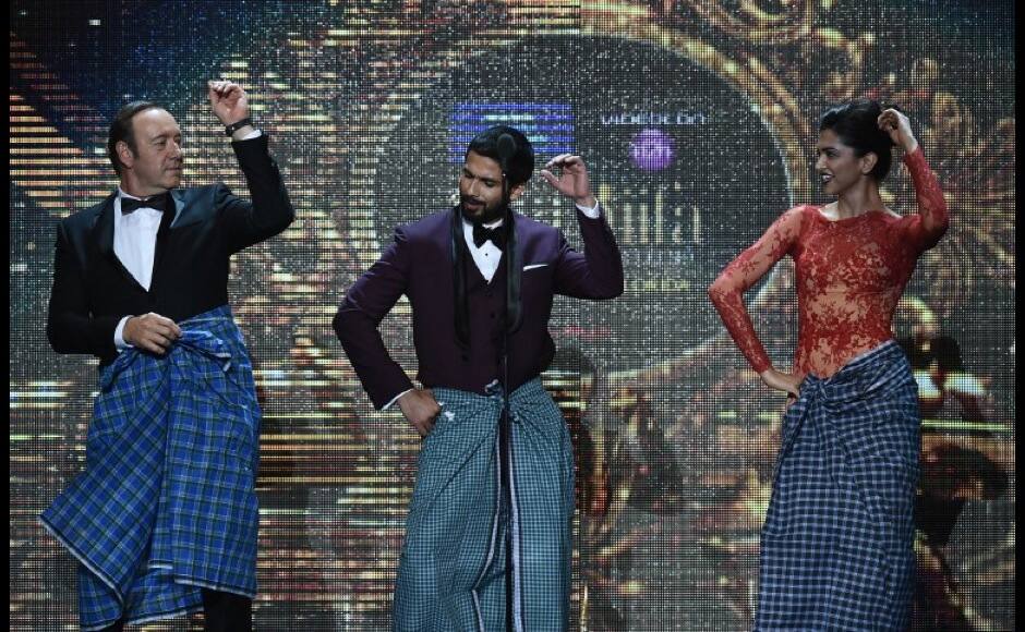 (From L-R) US actor Kevin Spacey, Bollywood actor Shahdid Kapoor (C) and Bollywood actress Deepika Padukone perform on stage at the Raymond James Stadium on the fourth and final day of the 15th International Indian Film Academy (IIFA) Awards in Tampa, Florida, April 26, 2014. AFP PHOTO JEWEL SAMAD