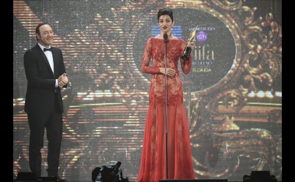 Bollywood actress Deepika Padukone gives her acceptance speech on stage after receiving the award for Best Bollywood Entertainer of the Year as US actor Kevin Spacy looks on at the Raymond James Stadium on the fourth and final day of the 15th International Indian Film Academy (IIFA) Awards in Tampa, Florida, April 26, 2014. AFP PHOTO JEWEL SAMAD