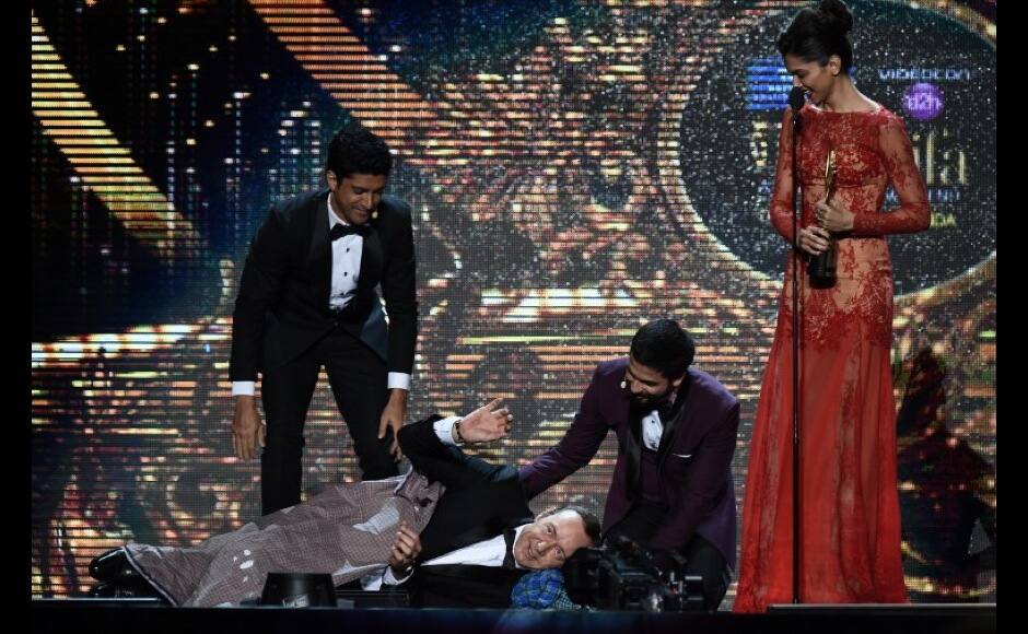 US actor Kevin Spacey lies down on stage surrounded by Bollywood actors Farhan Akhtar (L), Shahdid Kapoor and Deepika Padukone after participating in a dance on the fourth and final day of the 15th International Indian Film Academy (IIFA) Awards in Tampa, Florida, April 26, 2014. AFP PHOTO JEWEL SAMAD