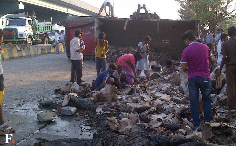 Truck carrying huge amount of country liquor overturns in Mumbai Truck carrying huge amount of country liquor overturns in Mumbai