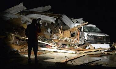 US storm kills 19, tornado hits Mississippi city