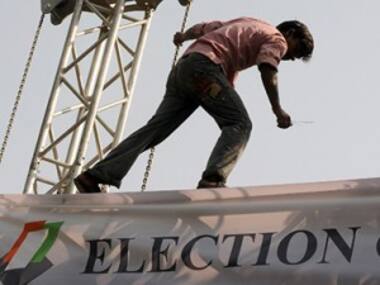 Police cane SP workers for attempting self-immolation in Allahabad 