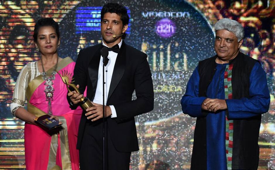 As Farhan Akhtar starrer 'Bhaag Milkha Bhaag' swept the awards this year, the actor-director won the Best Performance in a Leading Role (Male) flanked by his mother, actress Shabana Azmi and father, lyricists Javed Akhtar. AFP