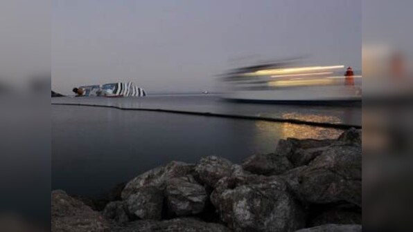 Bad weather holds up recovery of bodies from South Korea ferry 