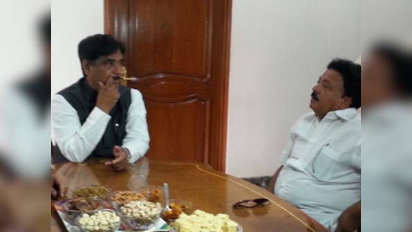 Munde backs Uddhav: Pawar wanted to join NDA, we kept him out