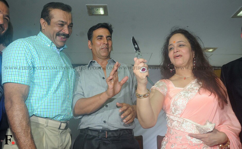 Himanshu Roy ATS Chief Akshaye Kumar and Smita Thackray Chairman Mukti Foundation2