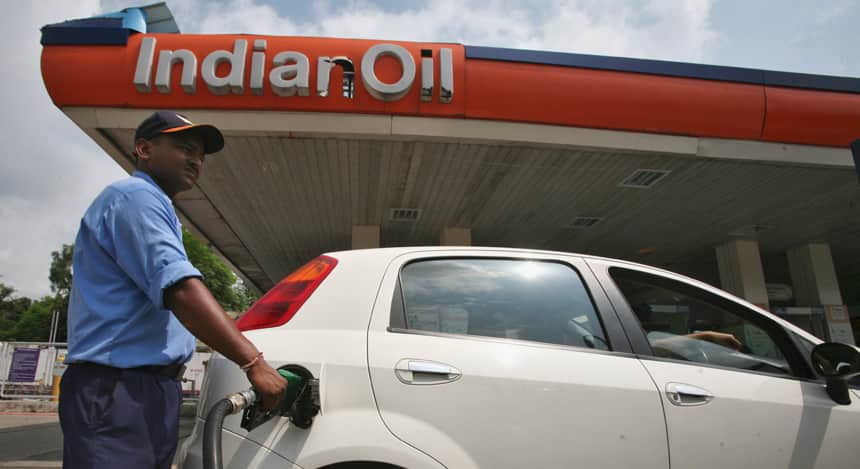 As many as 67 petrol pumps across Delhi, Noida, Gurgaon and Rohtak will offer 50-paise per litre discount on petrol to consumers who exercise their voting rights on April 10. Image: Reuters 