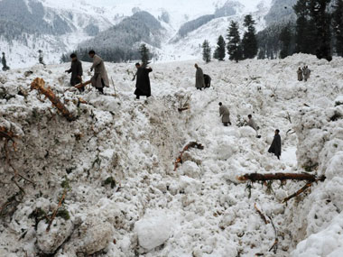 J&K avalanche: One killed, another feared dead  J&K avalanche: One killed, another feared dead