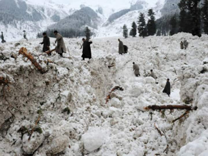J&K avalanche: One killed, another feared dead 