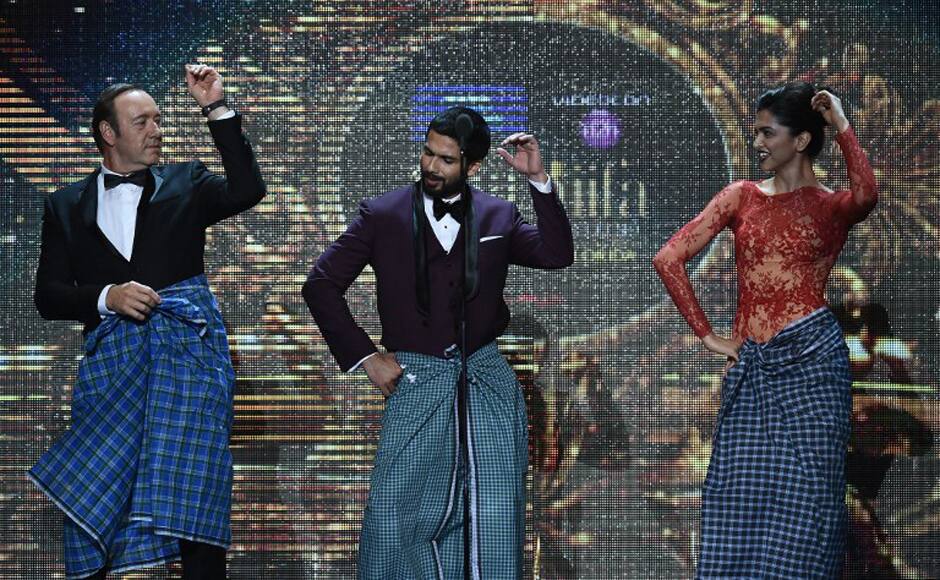 Hollywood actor Kevin Spacey gets a dose of Bollywood as Shahid Kapoor and Deepika Padukone got the actor to shake a leg to 'Lungi dance' from film Chennai Express.