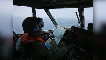Cyclone halts air search for MH 370 in south Indian Ocean