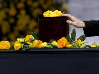 Thousands line up to bid goodbye to Garcia Marquez in Mexico Thousands line up to bid goodbye to Garcia Marquez in Mexico