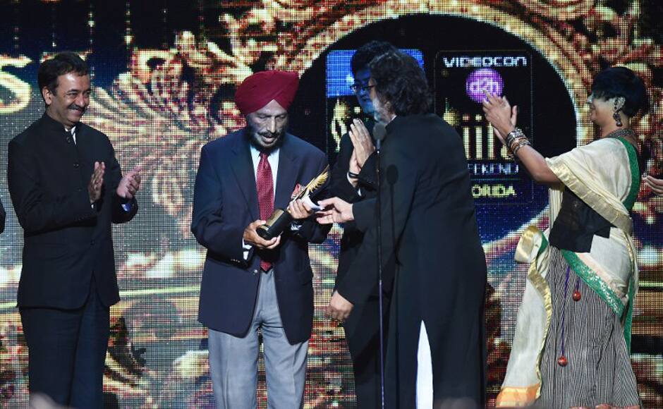 Milkha Singh is all smiles as he collects the Best Picture award on behalf of the Bhaag Milkha Bhaag crew. AFP.
