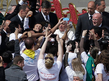 On Palm Sunday, Pope Francis poses for selfies with faithfuls On Palm Sunday, Pope Francis poses for selfies with faithfuls