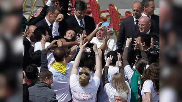 On Palm Sunday, Pope Francis poses for selfies with faithfuls