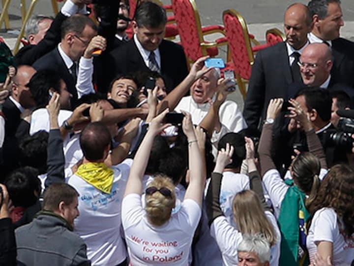 On Palm Sunday, Pope Francis poses for selfies with faithfuls