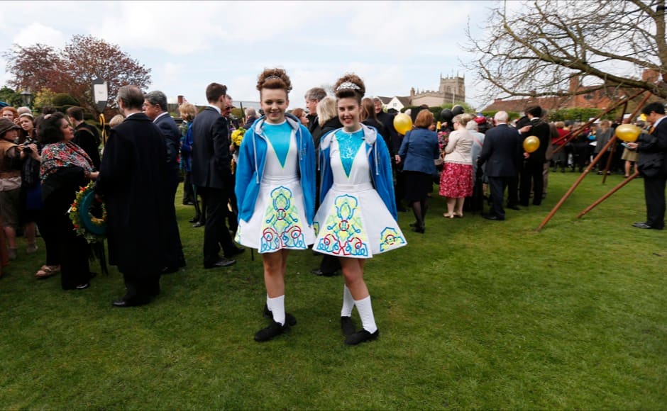 Two dancers from Ireland pose for photographers before performing in a procession marking the 450th anniversary of William Shakespeare's birth in Stratford-upon-Avon, southern England April 26, 2014. Shakespeare's birthplace of Stratford-upon-Avon is hosting a weekend of festivities in celebration of their famous son who was regarded as England's greatest playwright. REUTERS/Suzanne Plunkett 