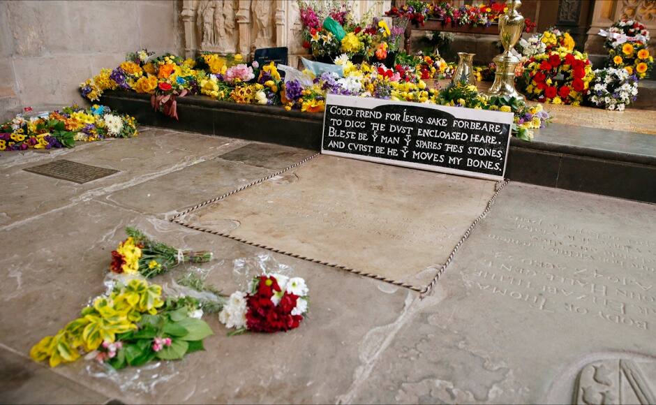 Flowers surround the grave of William Shakespeare after a service commemorating him at Holy Trinity Church, where he was baptised and buried, marking the 450th anniversary of Shakespeare's birth in Stratford-upon-Avon, southern England April 27, 2014. Shakespeare's birthplace of Stratford-upon-Avon is hosting a weekend of festivities in celebration of their famous son who was regarded as England's greatest playwright. REUTERS/Suzanne Plunkett