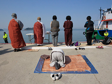 Cries of anguish as South Korea ferry death toll reaches 130 Cries of anguish as South Korea ferry death toll reaches 130