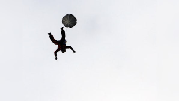 Venezuelan sets record after skydiving with bed-sheet sized parachute