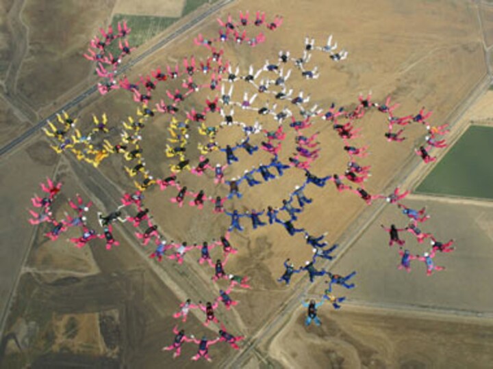 Skydiver dies after parachute malfunction during record group-jump try