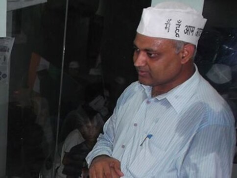 Somnath Bharti attacked by alleged BJP workers in Varanasi Somnath Bharti attacked by alleged BJP workers in Varanasi